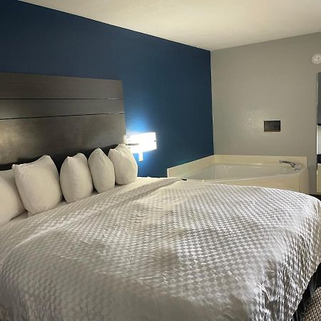 Clairmont Inn & Suites - Warren Buitenkant foto