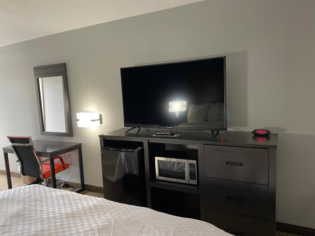 Clairmont Inn & Suites - Warren Buitenkant foto