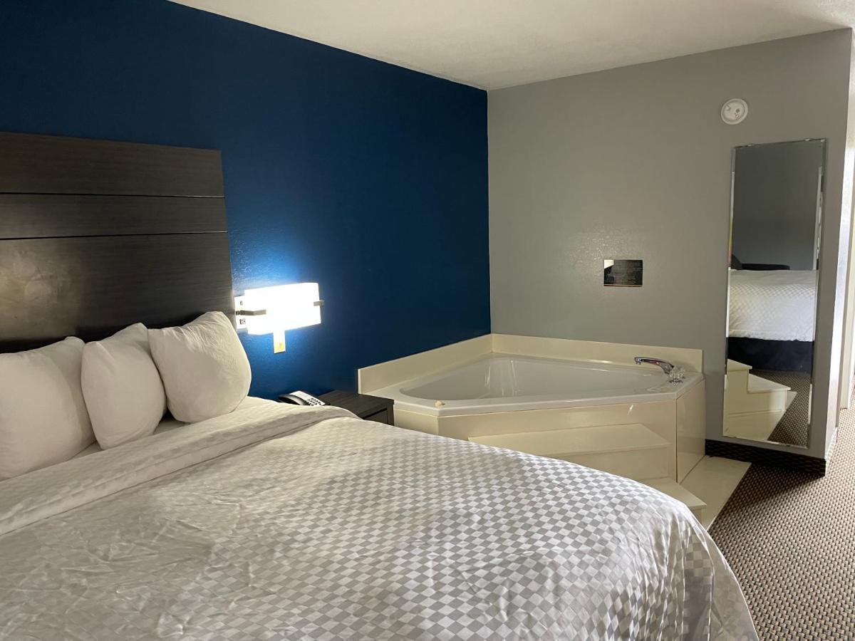 Clairmont Inn & Suites - Warren Buitenkant foto