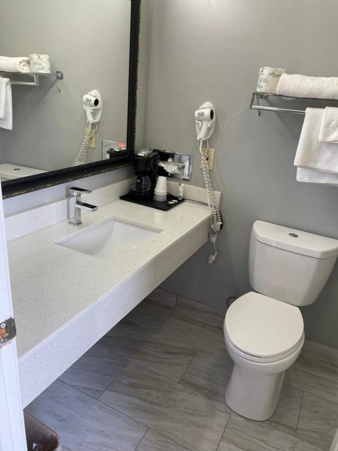 Clairmont Inn & Suites - Warren Buitenkant foto