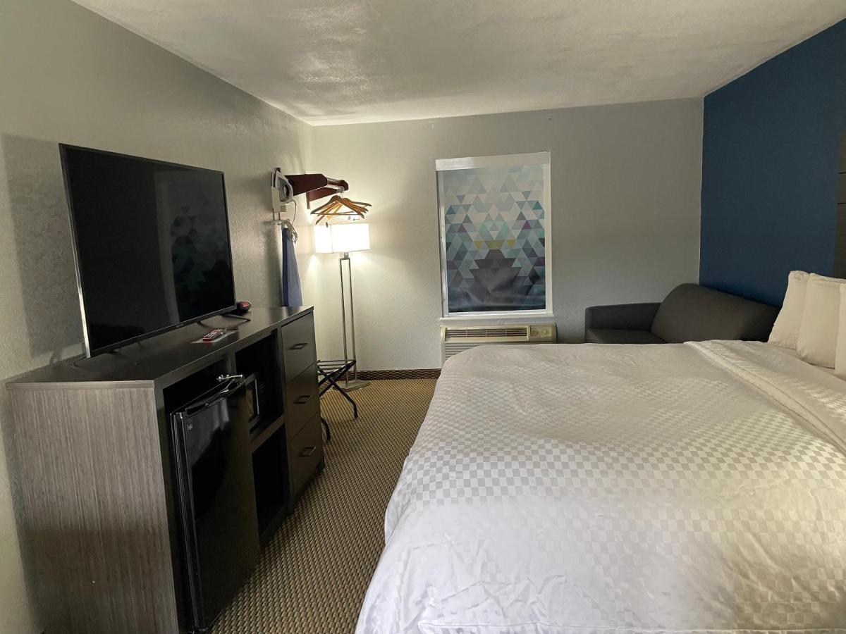 Clairmont Inn & Suites - Warren Buitenkant foto