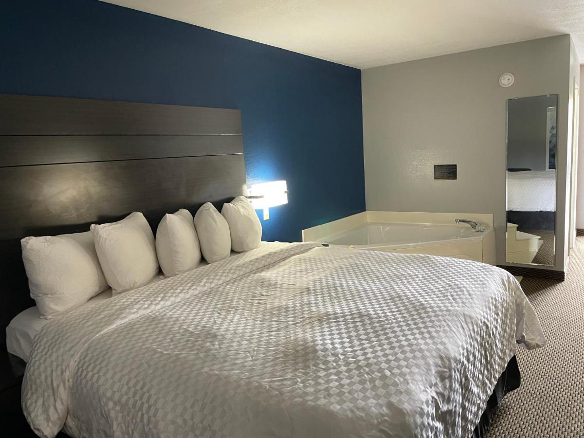 Clairmont Inn & Suites - Warren Buitenkant foto