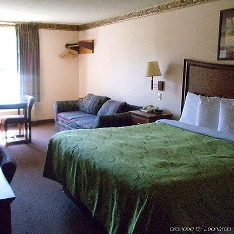 Clairmont Inn & Suites - Warren Kamer foto