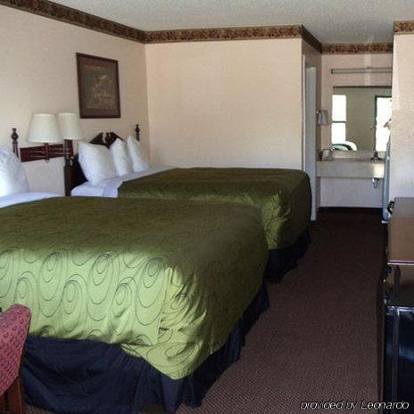 Clairmont Inn & Suites - Warren Kamer foto