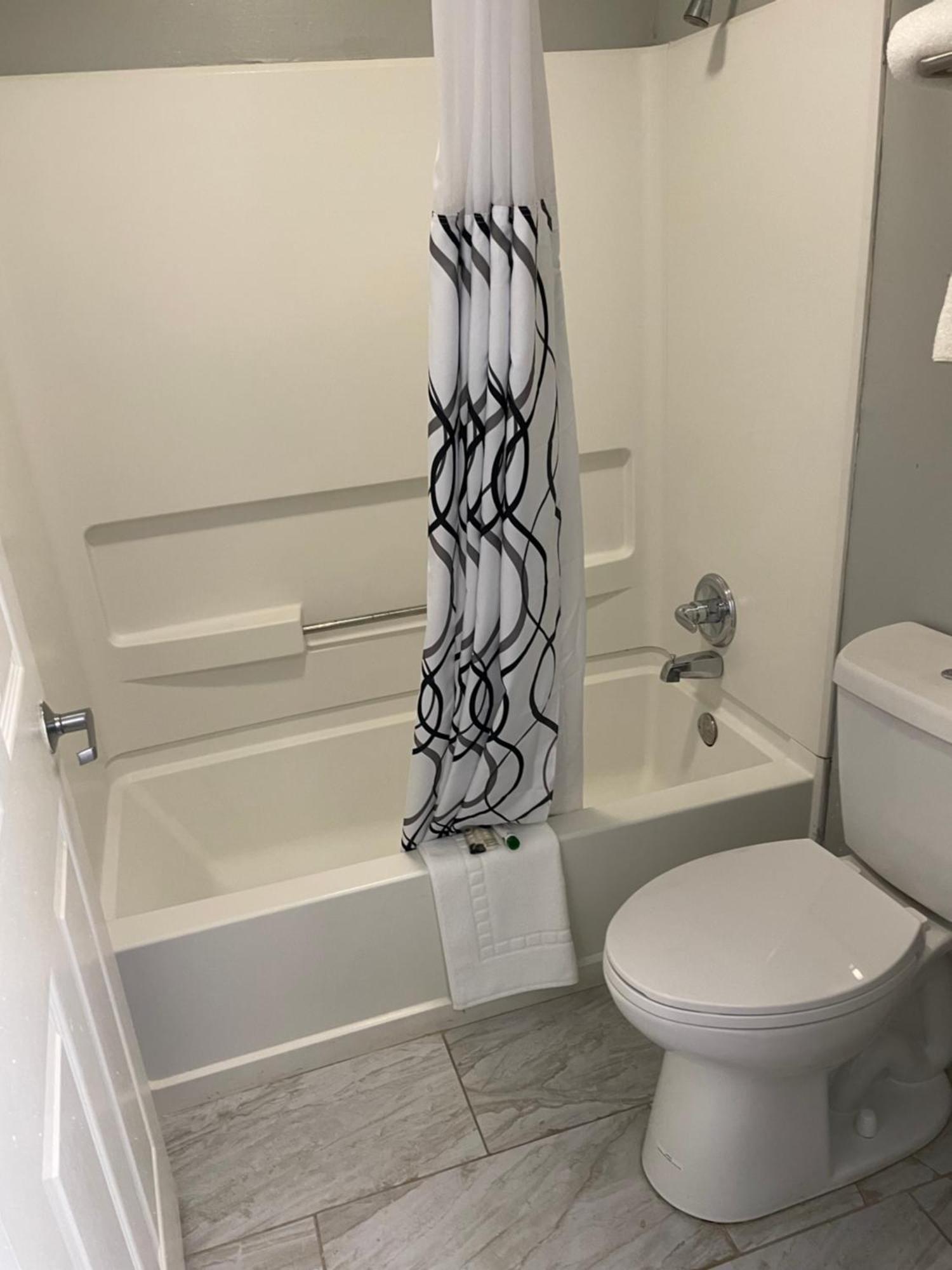 Clairmont Inn & Suites - Warren Buitenkant foto