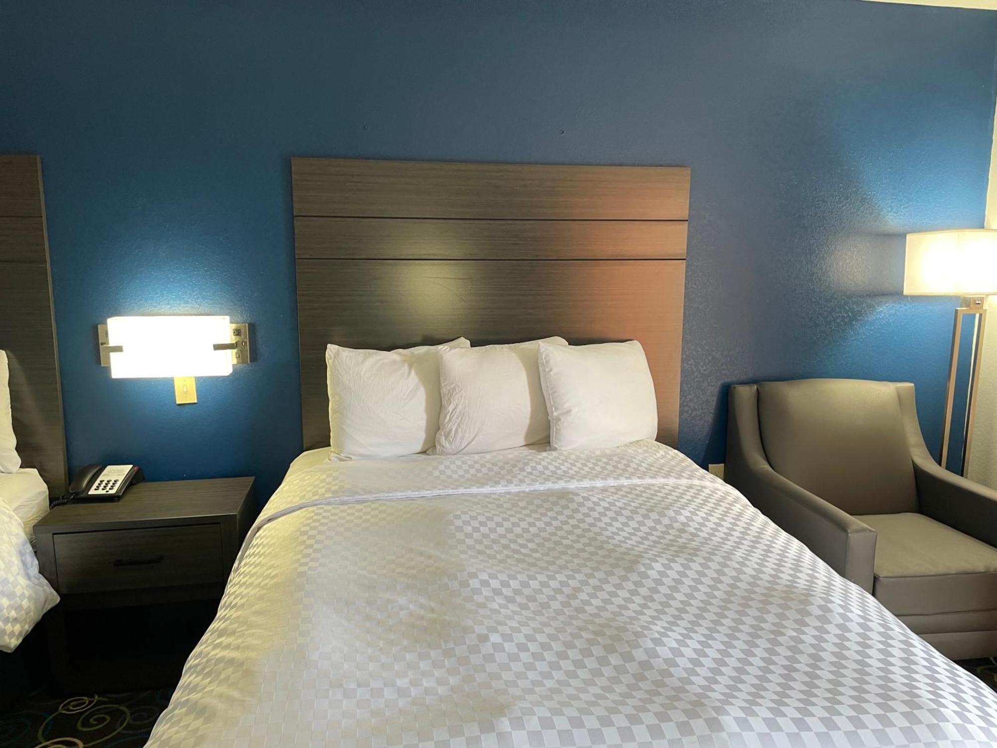 Clairmont Inn & Suites - Warren Buitenkant foto