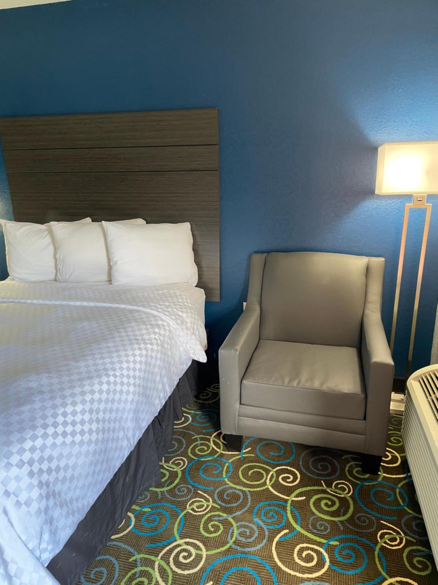 Clairmont Inn & Suites - Warren Buitenkant foto