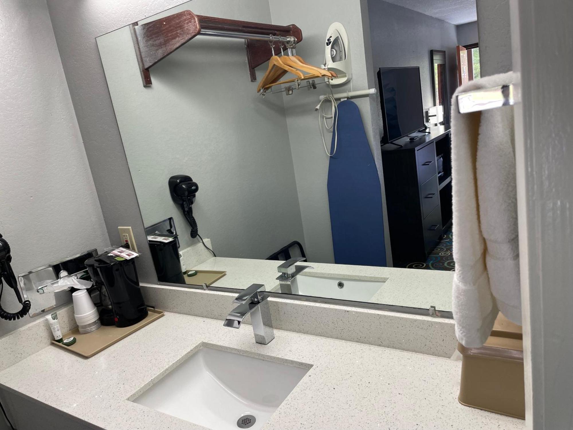 Clairmont Inn & Suites - Warren Buitenkant foto