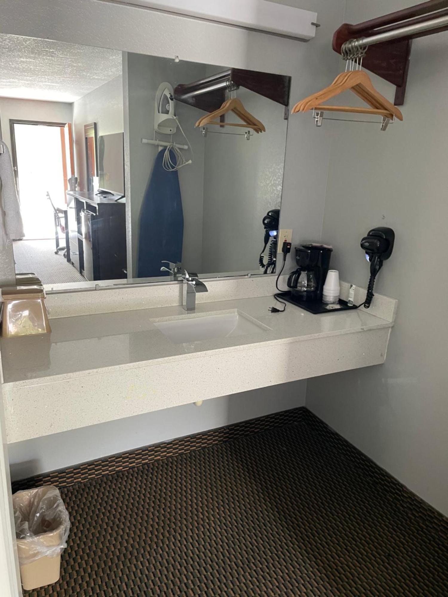 Clairmont Inn & Suites - Warren Buitenkant foto