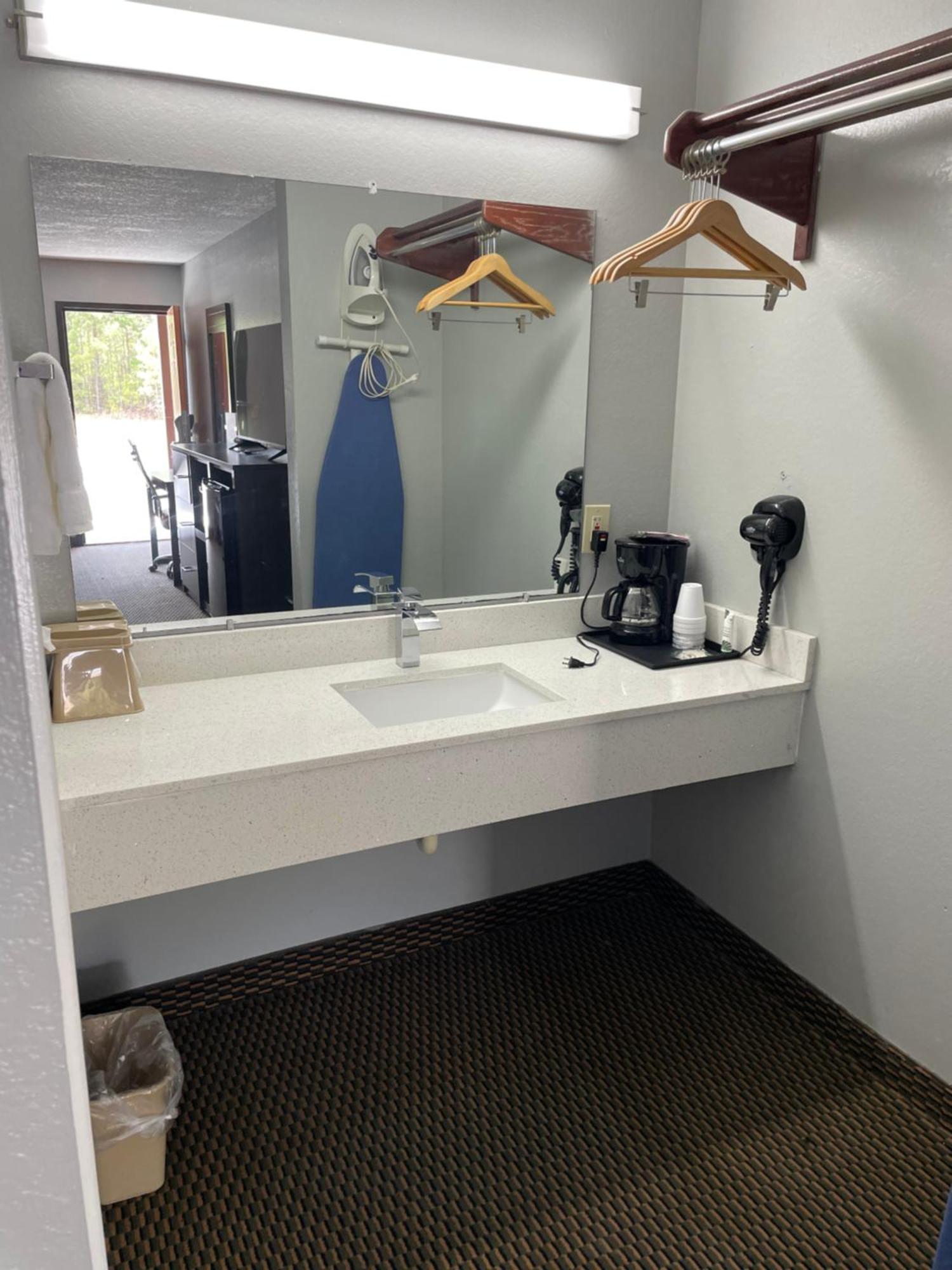 Clairmont Inn & Suites - Warren Buitenkant foto