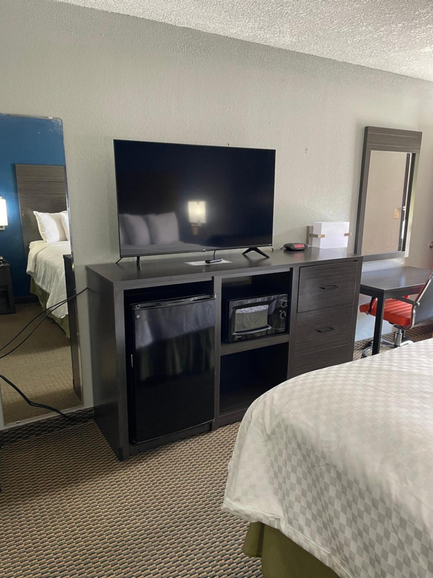 Clairmont Inn & Suites - Warren Buitenkant foto