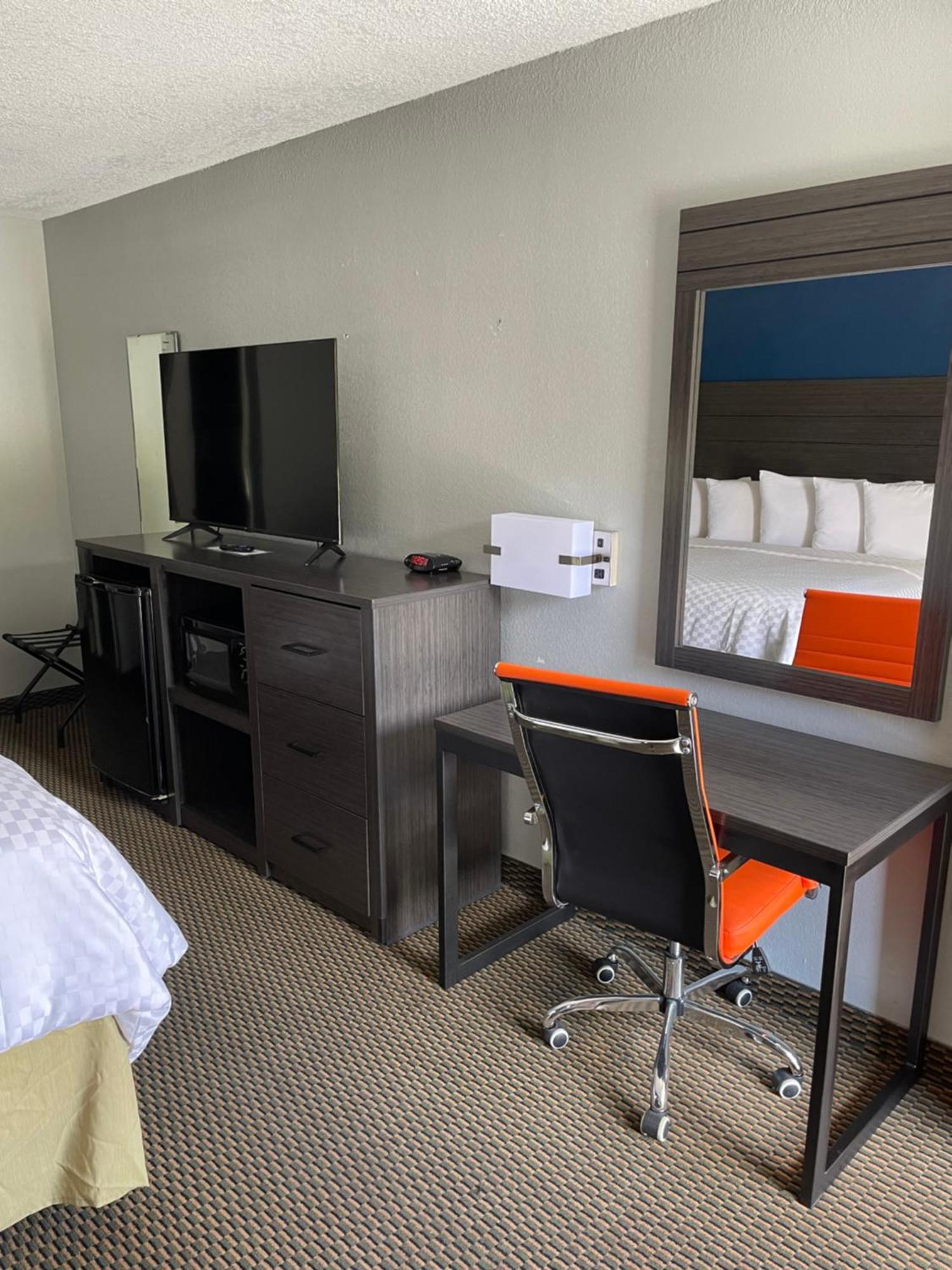 Clairmont Inn & Suites - Warren Buitenkant foto