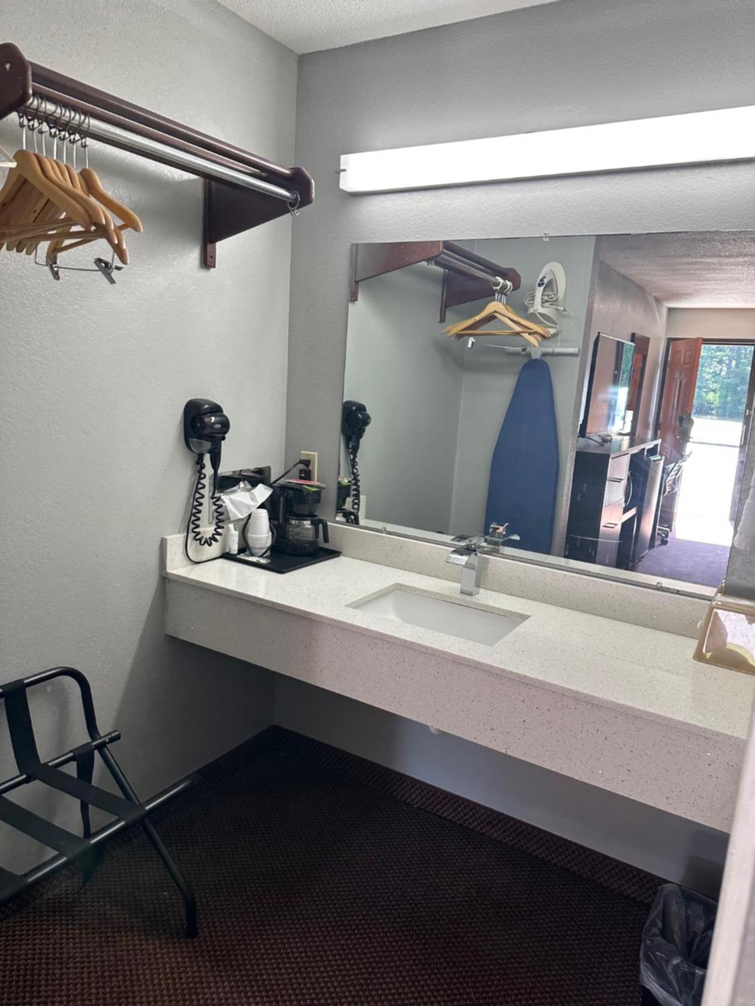 Clairmont Inn & Suites - Warren Buitenkant foto