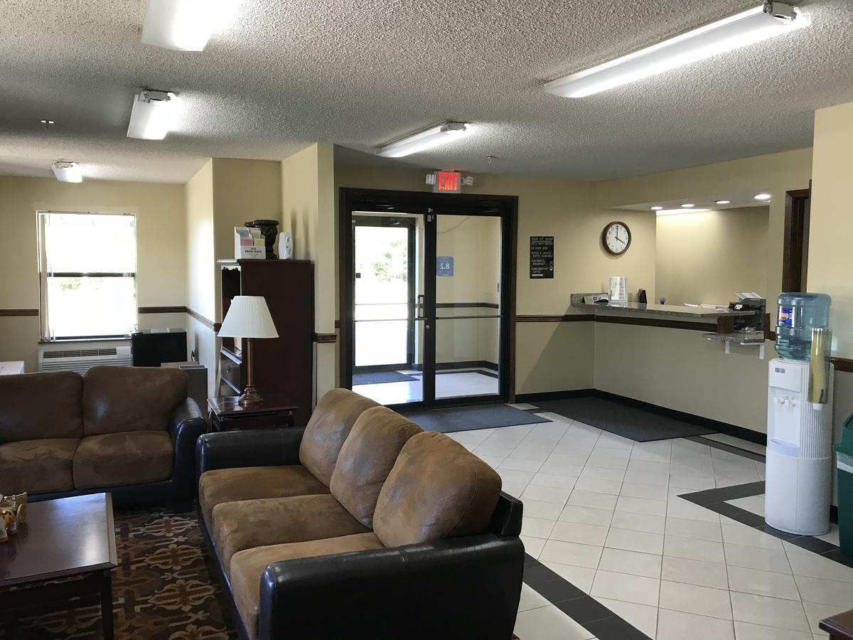 Clairmont Inn & Suites - Warren Buitenkant foto