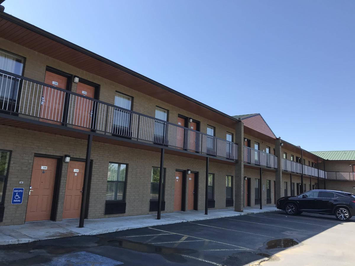 Clairmont Inn & Suites - Warren Buitenkant foto