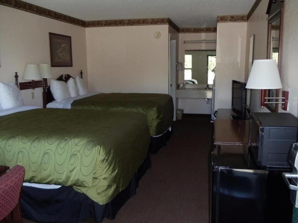 Clairmont Inn & Suites - Warren Buitenkant foto