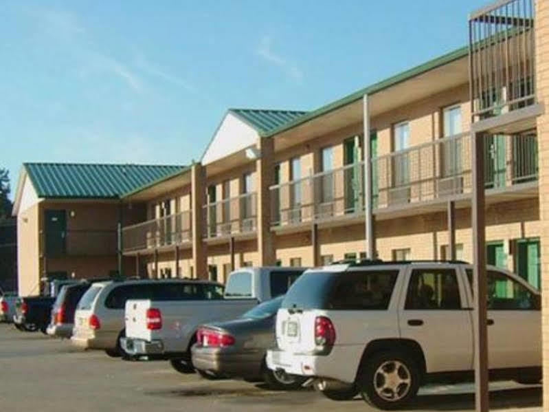 Clairmont Inn & Suites - Warren Buitenkant foto